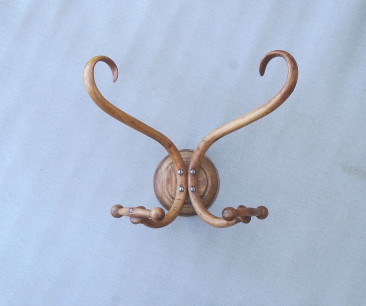 Appendiabiti e cappelli in stile bistrot  Thonet  in legno curvato del 1900, finitura faggio naturale - 2 ganci -