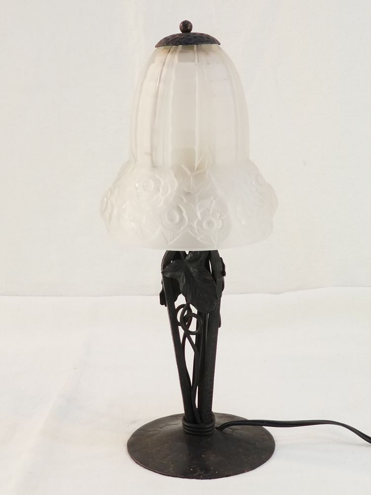 Lampada ART DECO in ferro battuto e vetro pressato