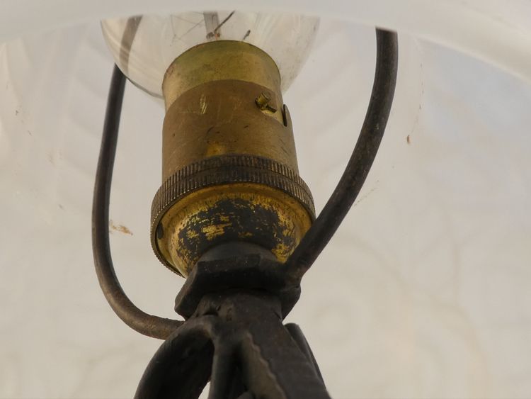 Lampada ART DECO in ferro battuto e vetro pressato