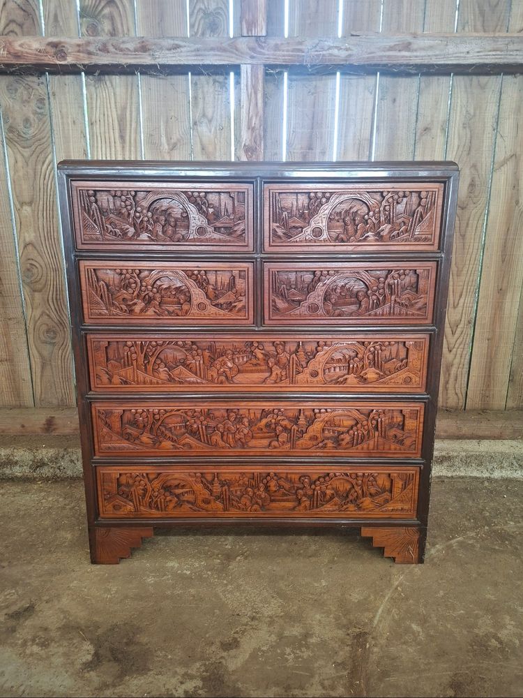 Commode / chiffonnier asiatique en bois sculpté – XXe siècle