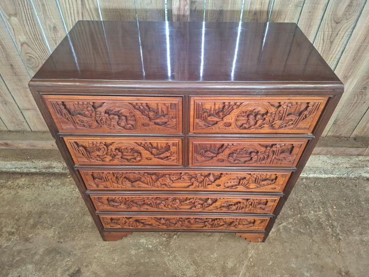 Commode / chiffonnier asiatique en bois sculpté – XXe siècle