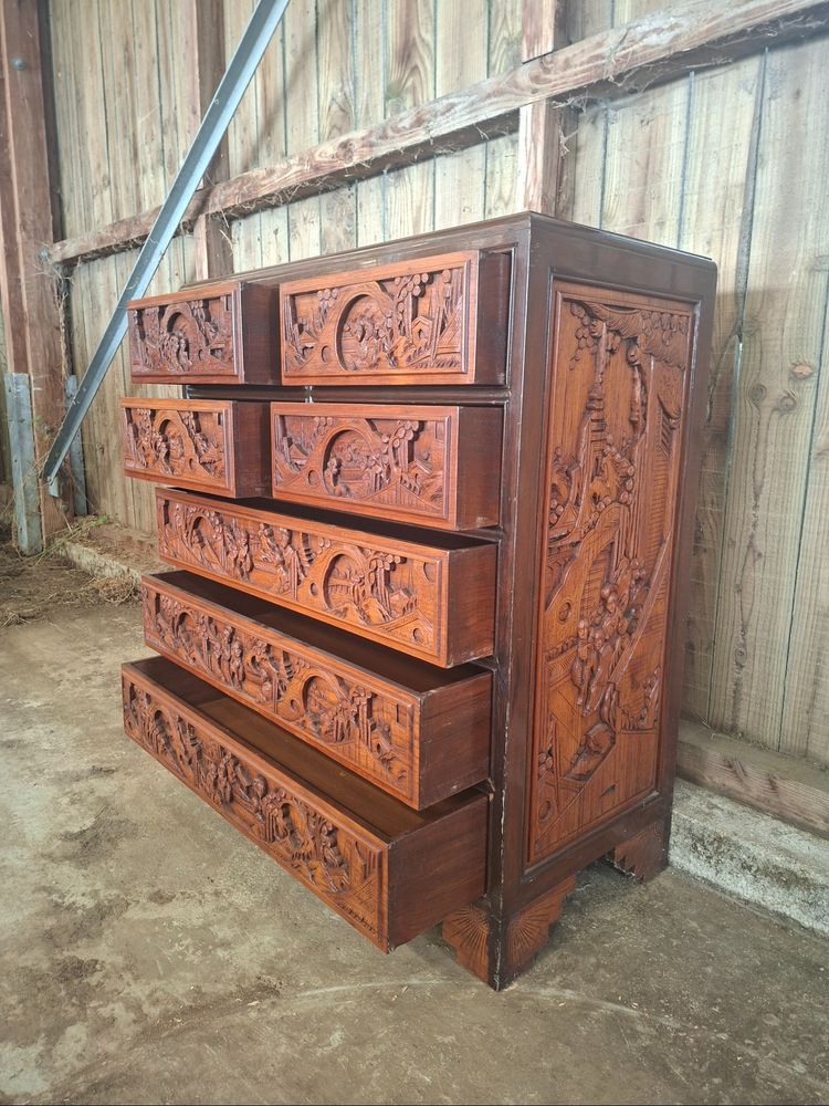 Commode / chiffonnier asiatique en bois sculpté – XXe siècle