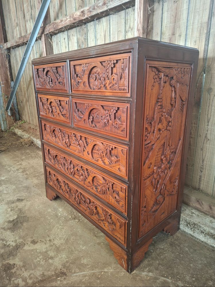 Commode / chiffonnier asiatique en bois sculpté – XXe siècle