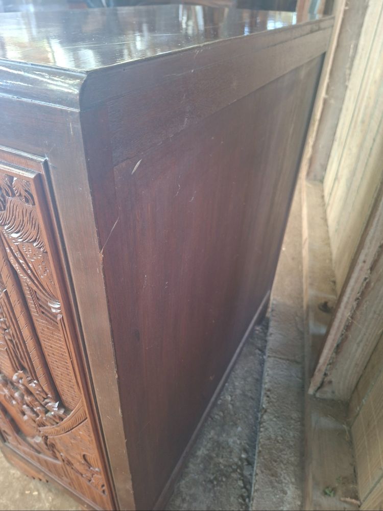 Commode / chiffonnier asiatique en bois sculpté – XXe siècle