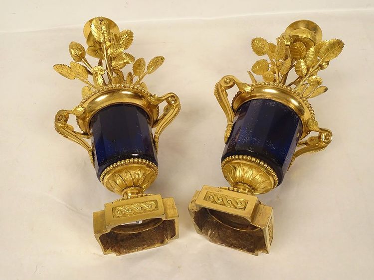 Paire bougeoirs Louis XVI vases cristal bleu bronze doré fleurs roses 18è