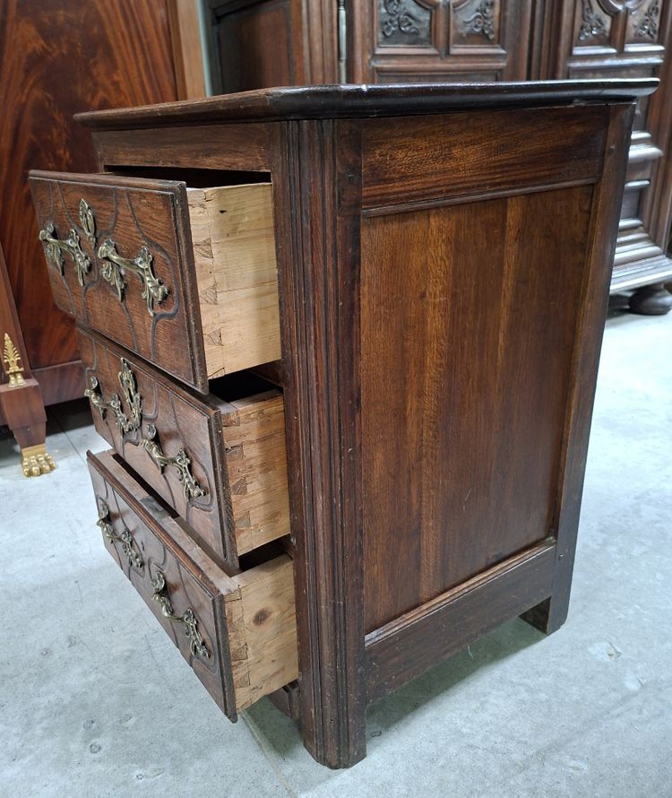 Commode de Dame époque Louis XIV à trois tiroirs en chêne