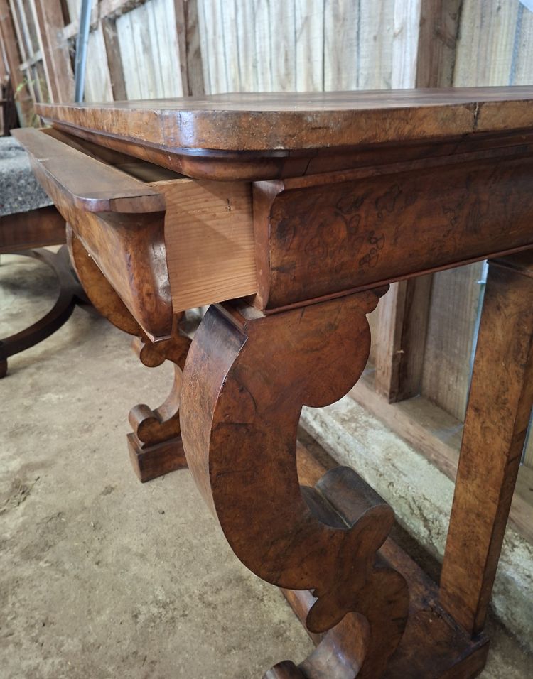 Console d'epoca restaurata con intarsio a occhio d'olmo – XIX secolo