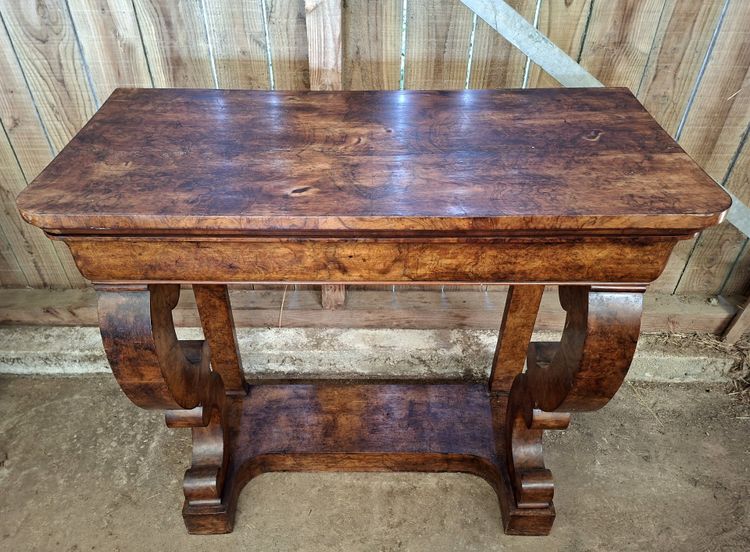 Console d'epoca restaurata con intarsio a occhio d'olmo – XIX secolo
