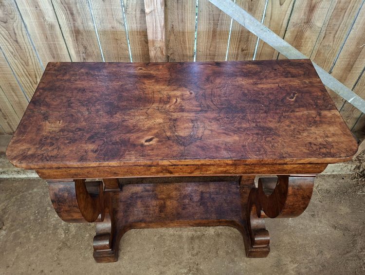 Console d'epoca restaurata con intarsio a occhio d'olmo – XIX secolo