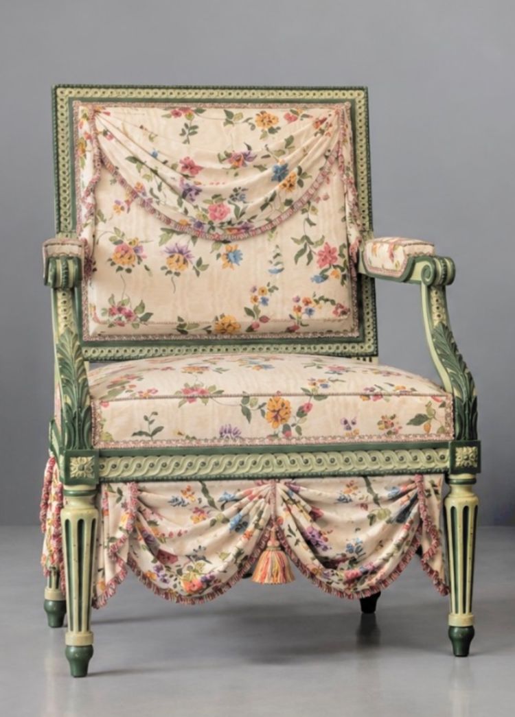 PAIRE DE GRANDS FAUTEUILS DE STYLE LOUIS XVI EN HÊTRE LAQUÉ VERT.