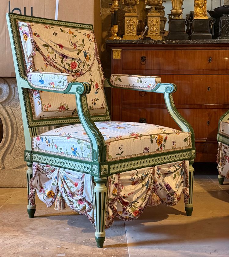 PAIRE DE GRANDS FAUTEUILS DE STYLE LOUIS XVI EN HÊTRE LAQUÉ VERT.