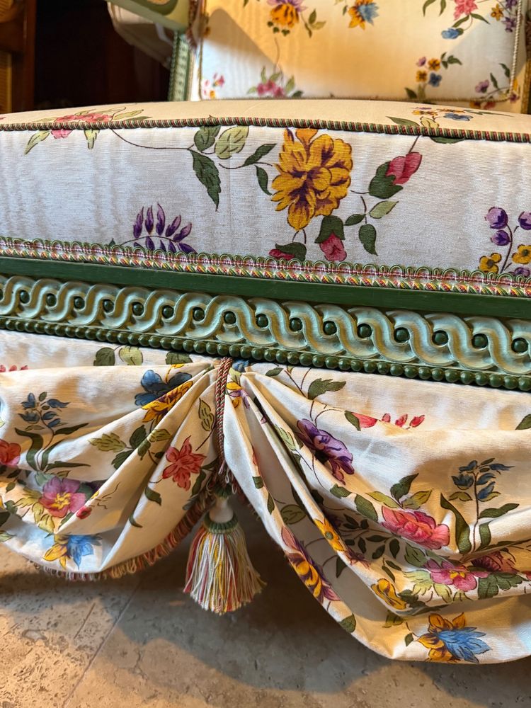 PAIRE DE GRANDS FAUTEUILS DE STYLE LOUIS XVI EN HÊTRE LAQUÉ VERT.