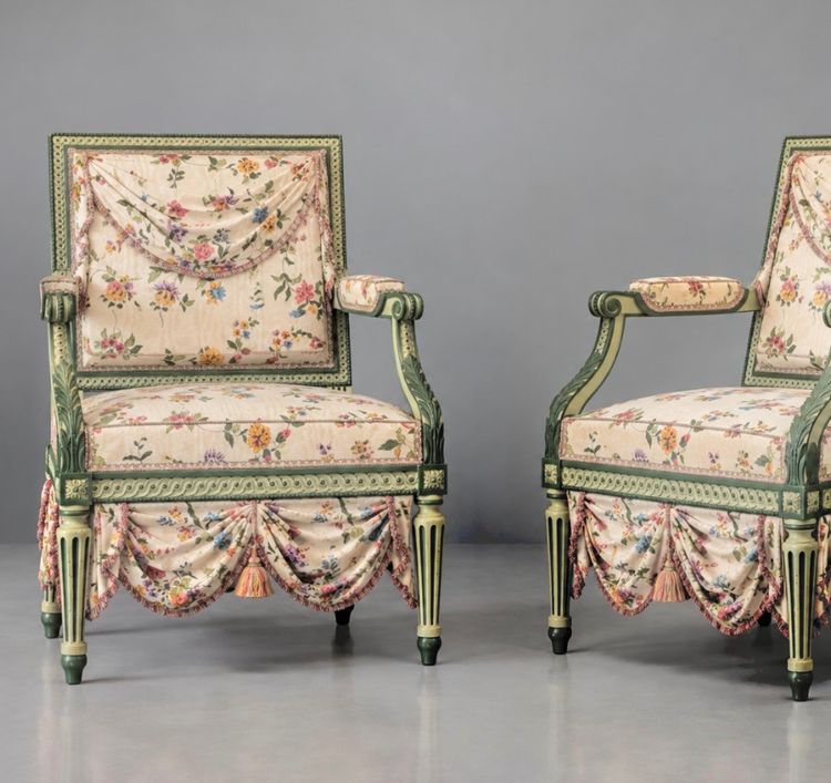 PAIRE DE GRANDS FAUTEUILS DE STYLE LOUIS XVI EN HÊTRE LAQUÉ VERT.