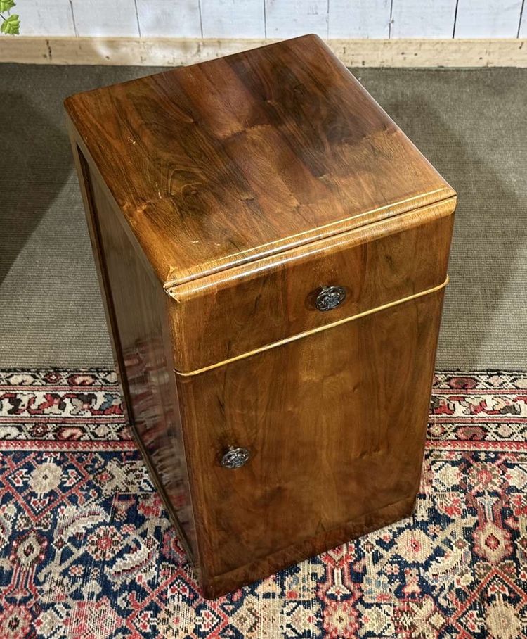Comodino inglese in stile Art Déco degli anni ’50 in noce 