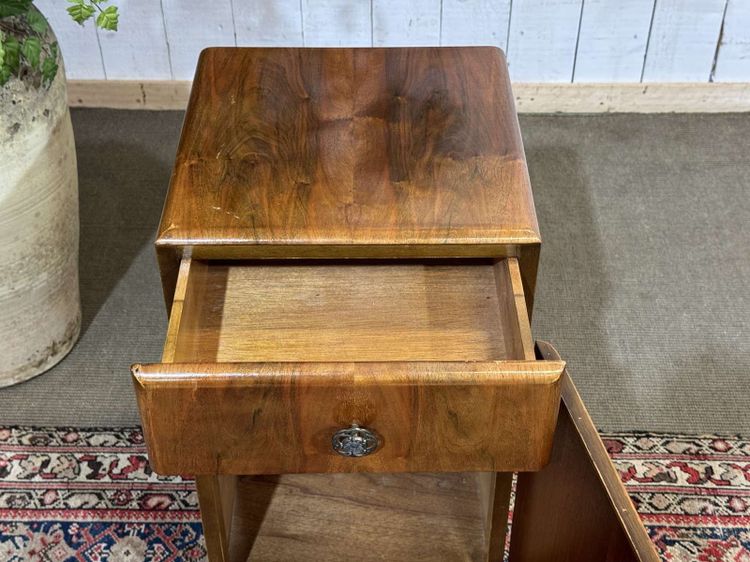 Comodino inglese in stile Art Déco degli anni ’50 in noce 