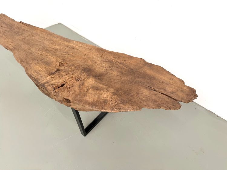 Organischer Couchtisch aus massivem Pappelholz