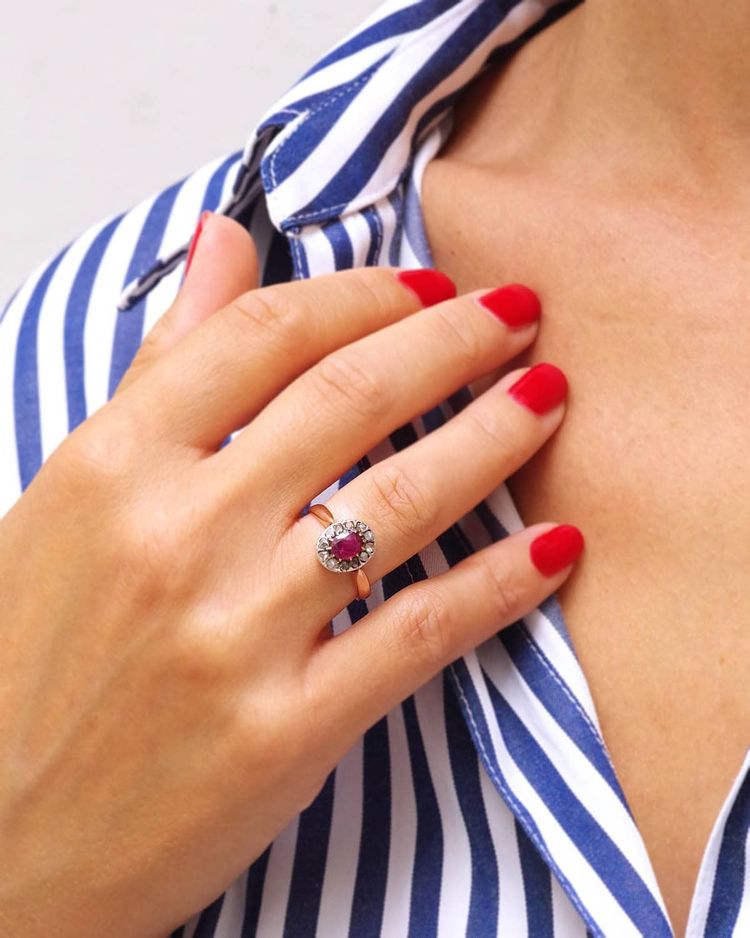 French antique daisy ring with natural ruby and rose-cut diamonds in 18k gold and silver, late 19th 