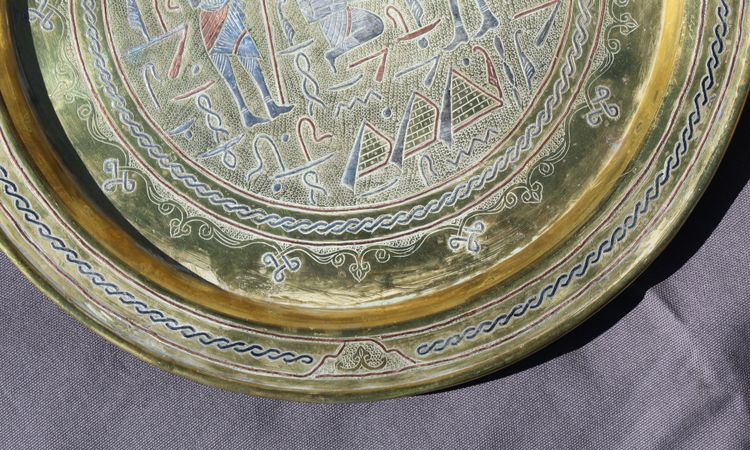 Brass tray with Islamic metalwork calligraphy inlay, D = 33 cm, pharaohs' decoration