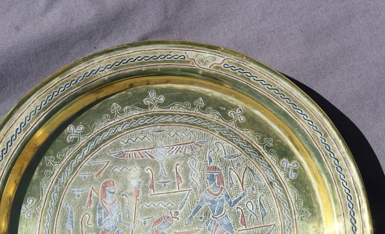 Brass tray with Islamic metalwork calligraphy inlay, D = 33 cm, pharaohs' decoration