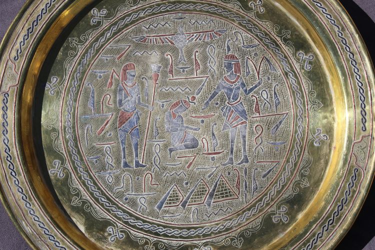 Brass tray with Islamic metalwork calligraphy inlay, D = 33 cm, pharaohs' decoration