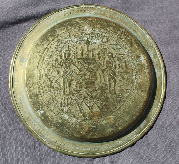 Brass tray with Islamic metalwork calligraphy inlay, D = 33 cm, pharaohs' decoration