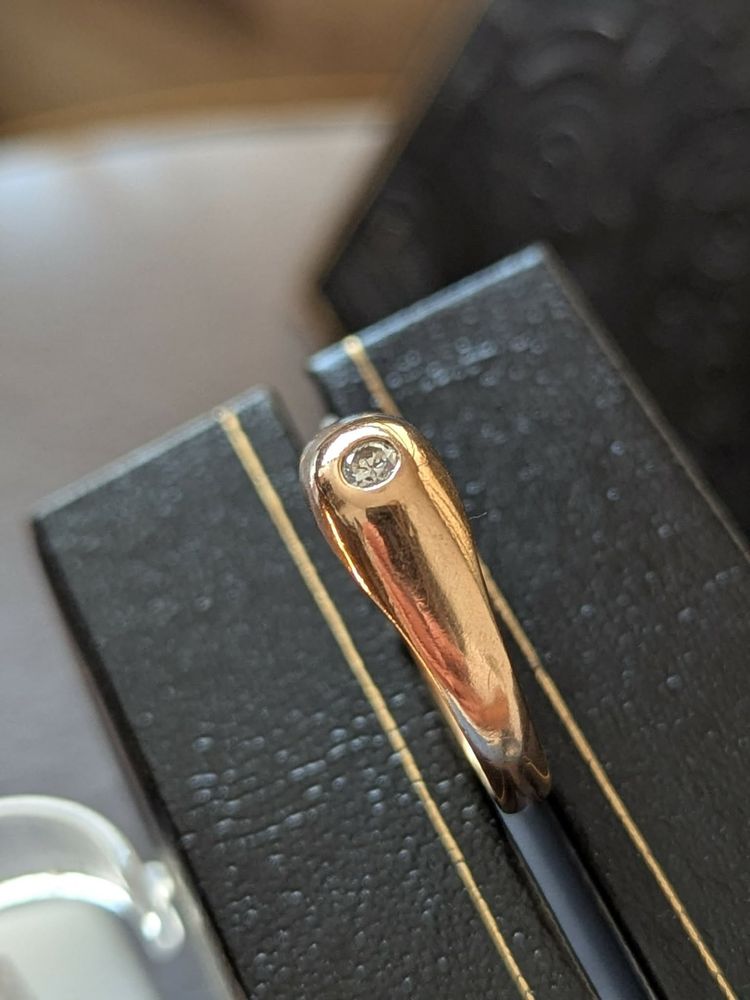 Vintage Art Deco solitaire band ring in 18k/750 gold set with a diamond of approximately 0.05ct