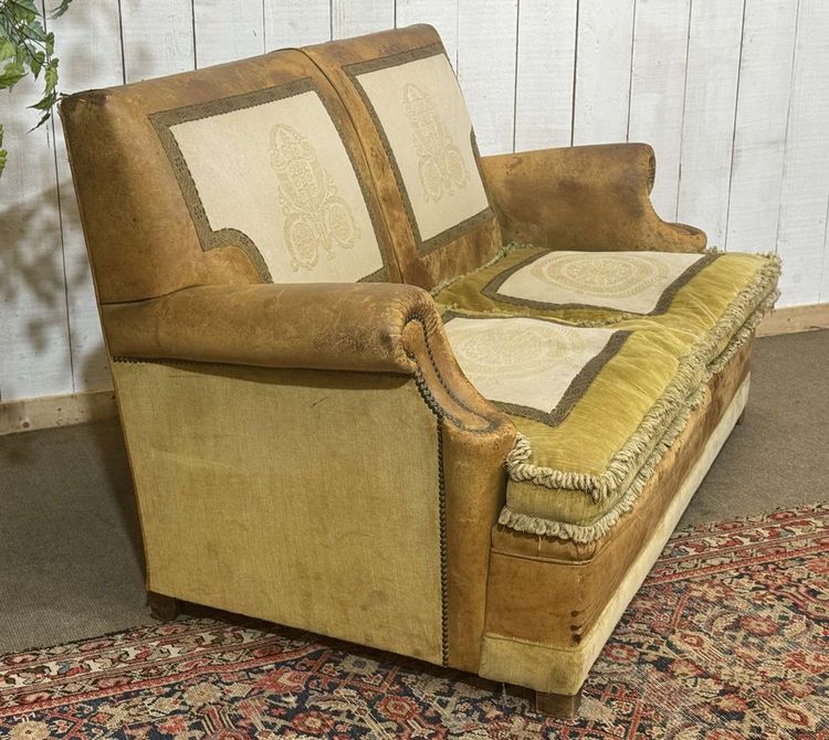 Clubsofa aus den 1930er Jahren, bezogen mit Leder und Stoff