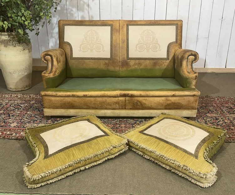 Clubsofa aus den 1930er Jahren, bezogen mit Leder und Stoff