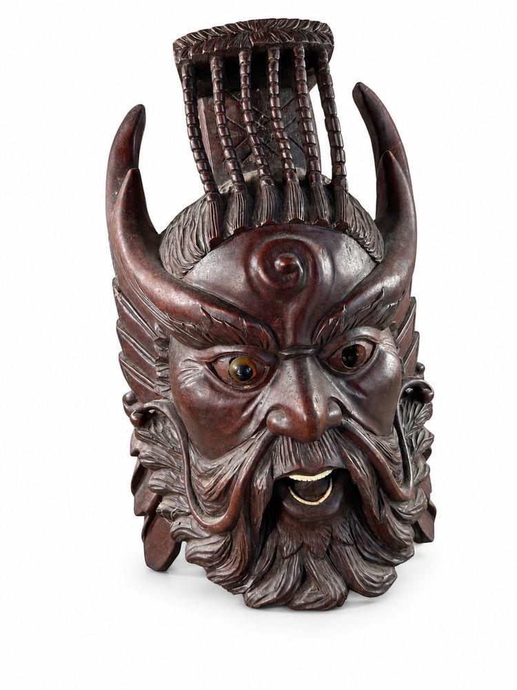 Chinesische Maske aus Rosenholz, mit Rinderknochenzähnen und Drachenkopfschmuck – Stil der späten Qing-Dynastie, 19.-10. Jahrhundert