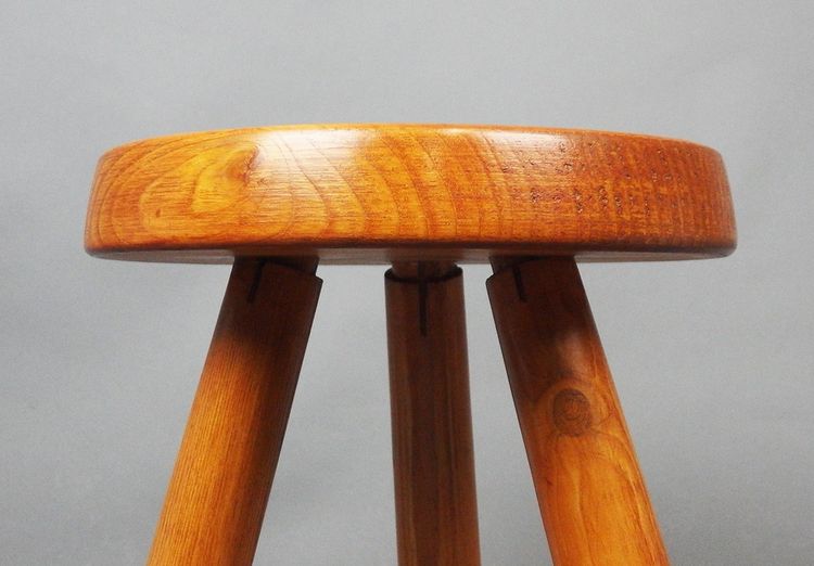 Sgabello "Mass" di Charlotte Perriand