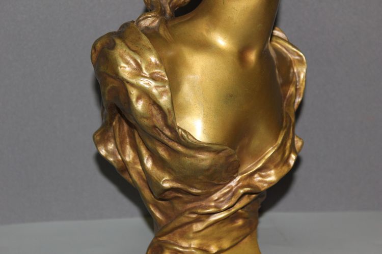 Bronzeskulptur „Das Mädchen mit dem Zweispitz“ von Luigi Balliani, um 1900