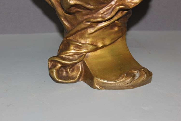 Bronzeskulptur „Das Mädchen mit dem Zweispitz“ von Luigi Balliani, um 1900
