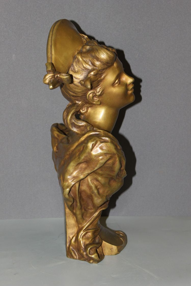 Bronzeskulptur „Das Mädchen mit dem Zweispitz“ von Luigi Balliani, um 1900