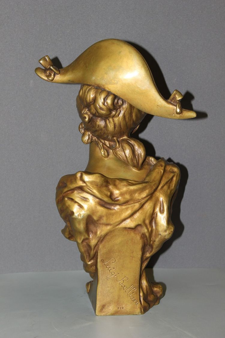 Bronzeskulptur „Das Mädchen mit dem Zweispitz“ von Luigi Balliani, um 1900
