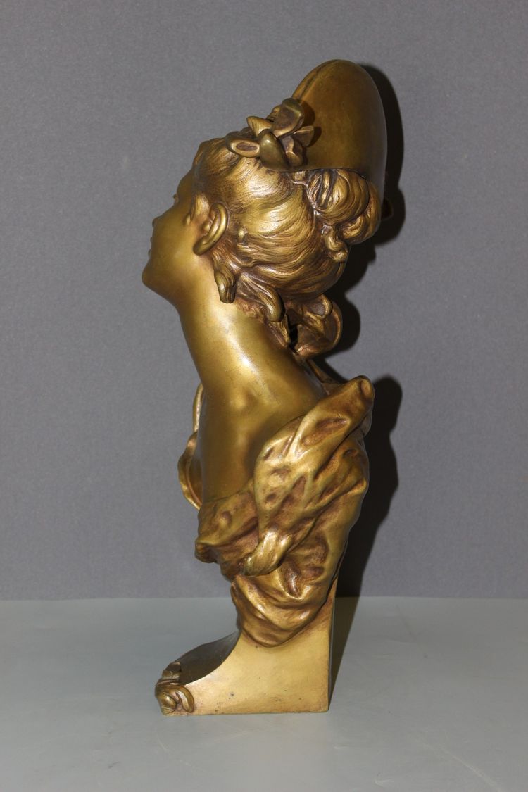 Bronzeskulptur „Das Mädchen mit dem Zweispitz“ von Luigi Balliani, um 1900