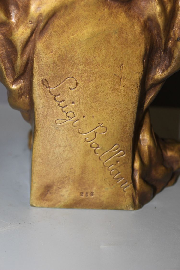 Bronzeskulptur „Das Mädchen mit dem Zweispitz“ von Luigi Balliani, um 1900