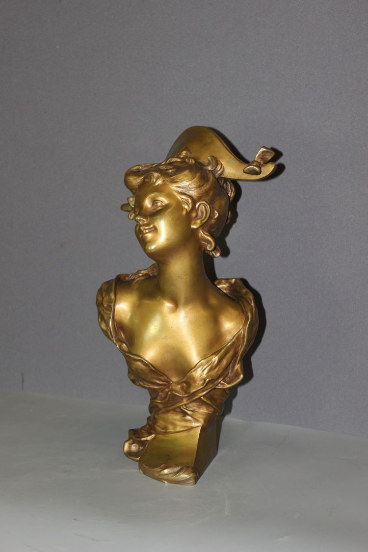 Bronzeskulptur „Das Mädchen mit dem Zweispitz“ von Luigi Balliani, um 1900