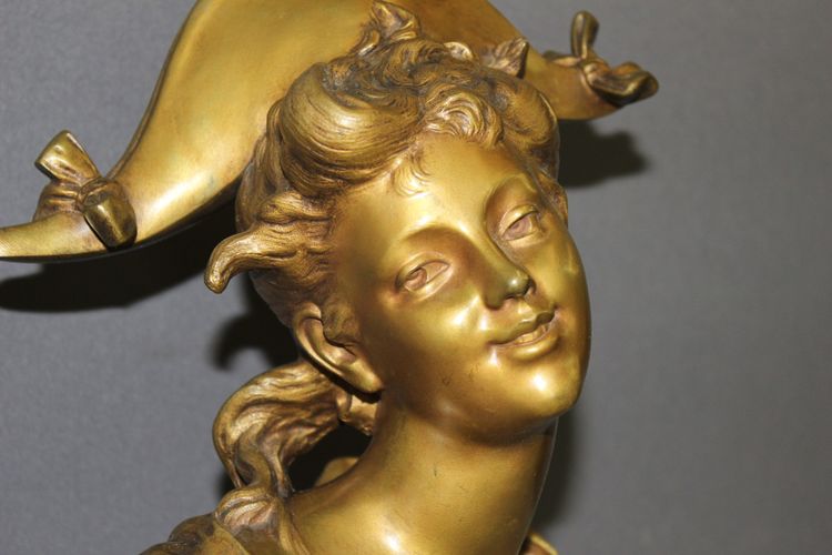 Bronzeskulptur „Das Mädchen mit dem Zweispitz“ von Luigi Balliani, um 1900