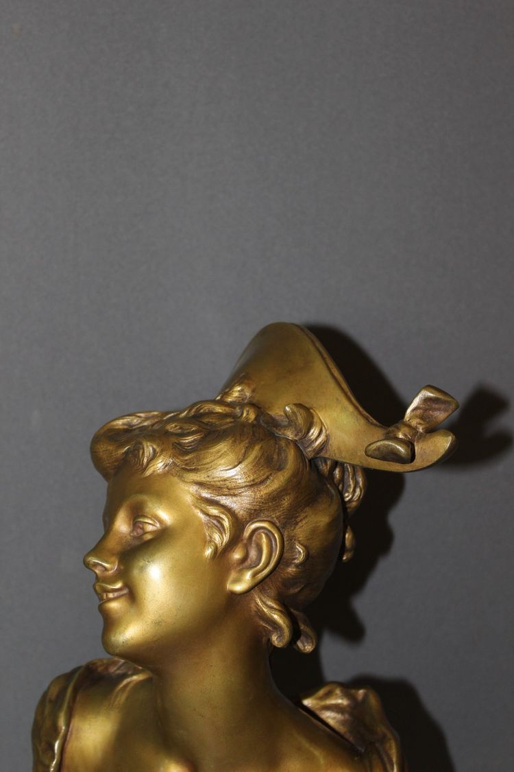 Bronzeskulptur „Das Mädchen mit dem Zweispitz“ von Luigi Balliani, um 1900