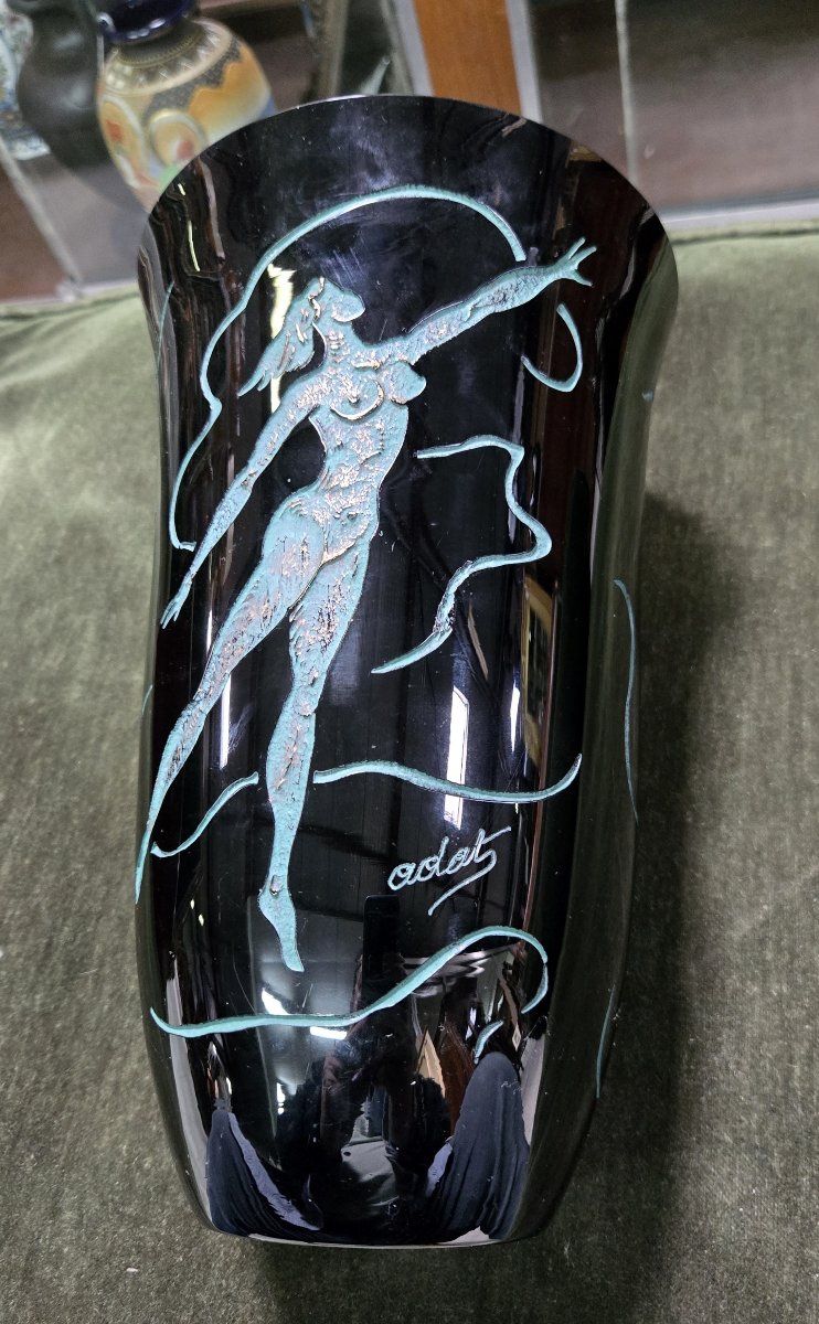 ADY KROYER: BALUSTERFÖRMIGE VASE AUS SCHWARZEM GLAS, MIT RELIEFVERZEICHNIS EINER WEIBLICHEN FIGUR