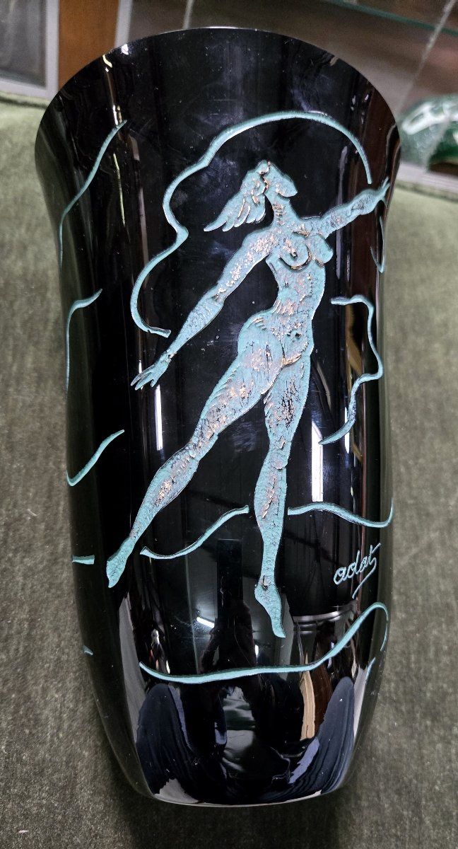 ADY KROYER: BALUSTERFÖRMIGE VASE AUS SCHWARZEM GLAS, MIT RELIEFVERZEICHNIS EINER WEIBLICHEN FIGUR