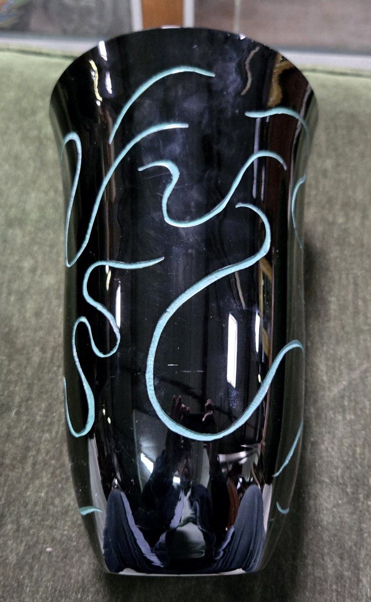 ADY KROYER: BALUSTERFÖRMIGE VASE AUS SCHWARZEM GLAS, MIT RELIEFVERZEICHNIS EINER WEIBLICHEN FIGUR