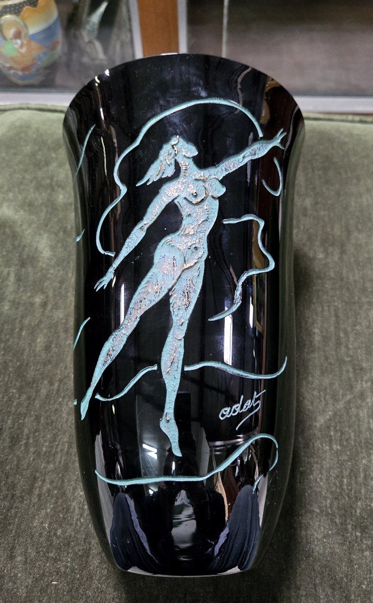 ADY KROYER: BALUSTERFÖRMIGE VASE AUS SCHWARZEM GLAS, MIT RELIEFVERZEICHNIS EINER WEIBLICHEN FIGUR