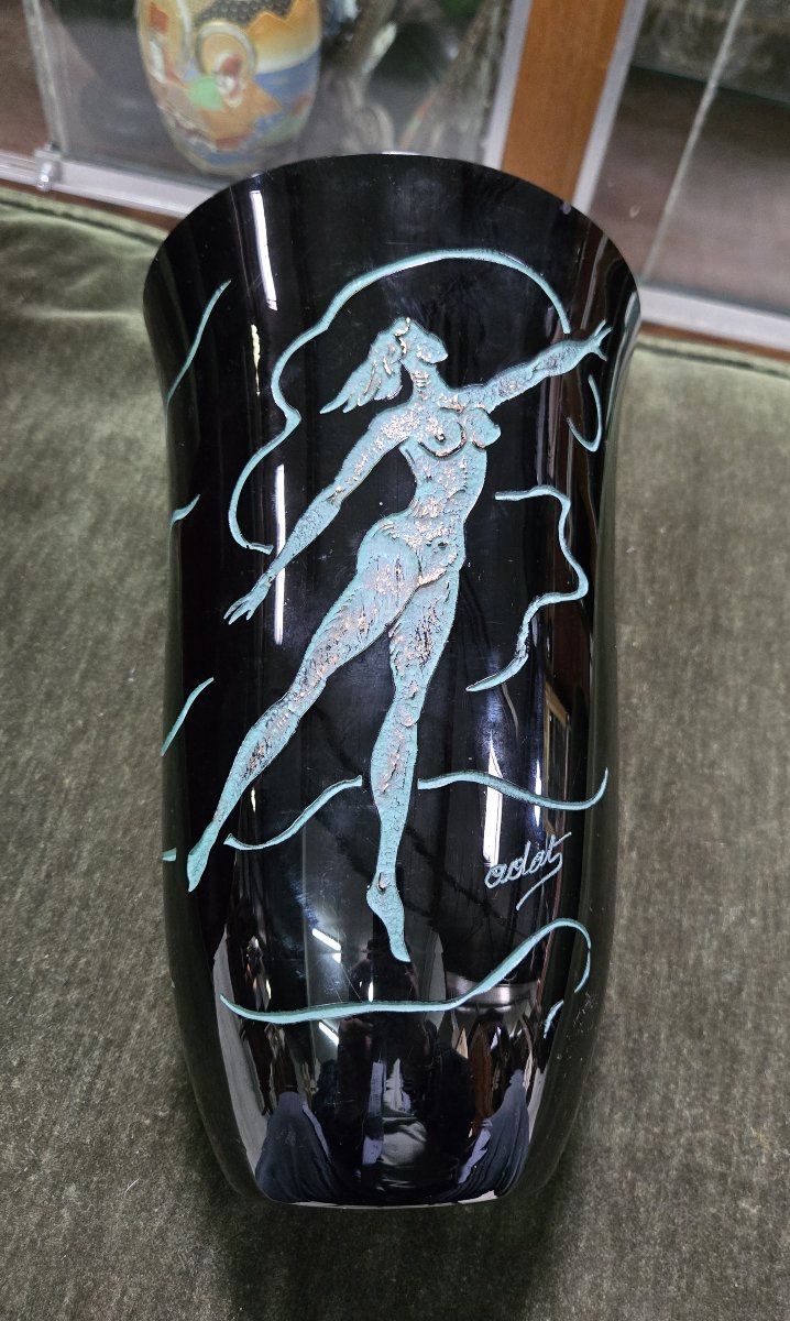 ADY KROYER: BALUSTERFÖRMIGE VASE AUS SCHWARZEM GLAS, MIT RELIEFVERZEICHNIS EINER WEIBLICHEN FIGUR