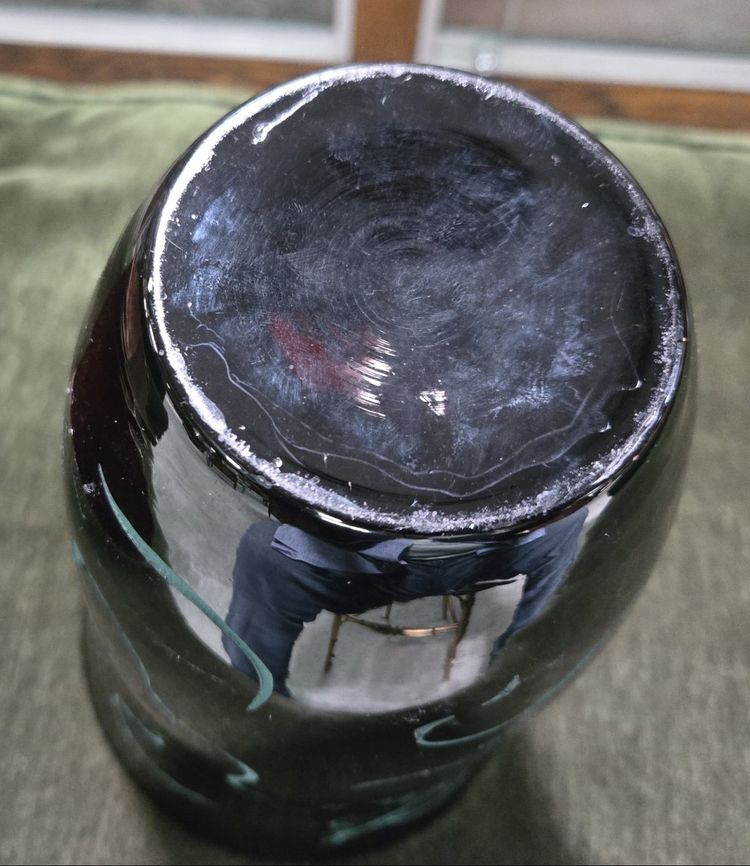 ADY KROYER: BALUSTERFÖRMIGE VASE AUS SCHWARZEM GLAS, MIT RELIEFVERZEICHNIS EINER WEIBLICHEN FIGUR