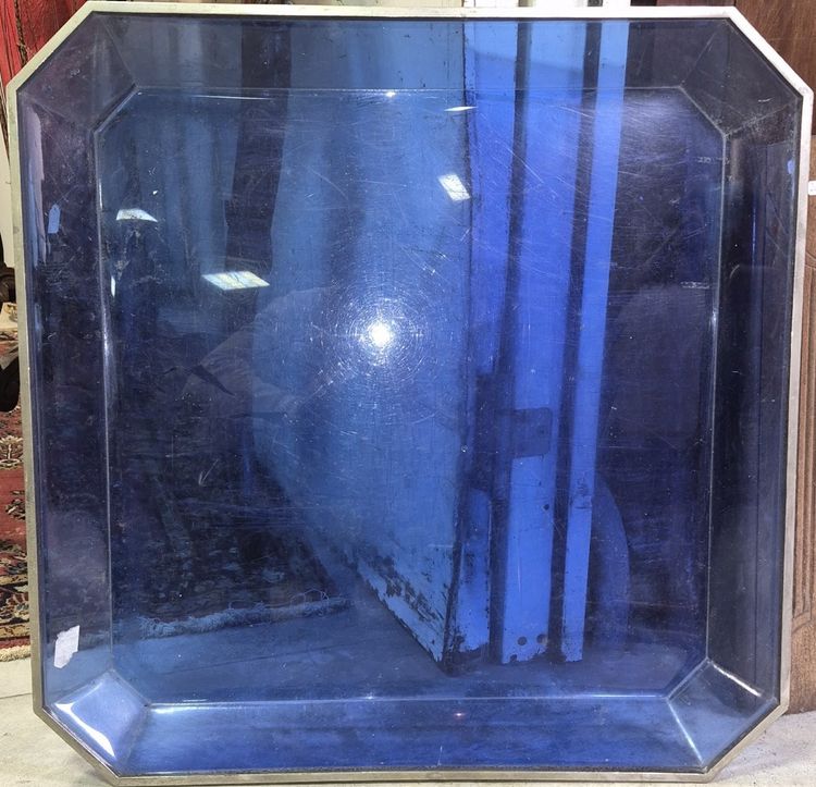 Ampio vassoio rettangolare di design con bordi smussati e base in Lucite.