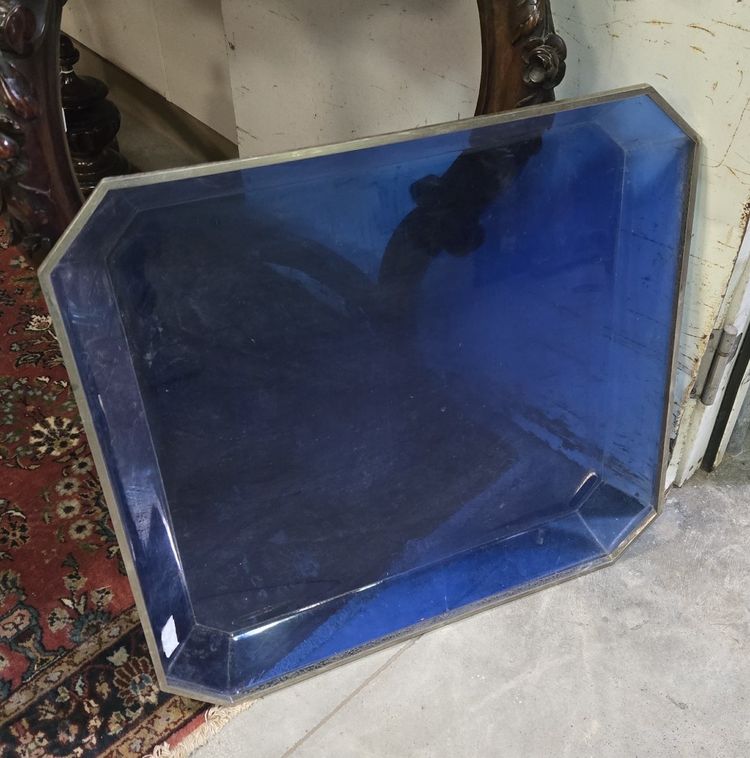 Ampio vassoio rettangolare di design con bordi smussati e base in Lucite.