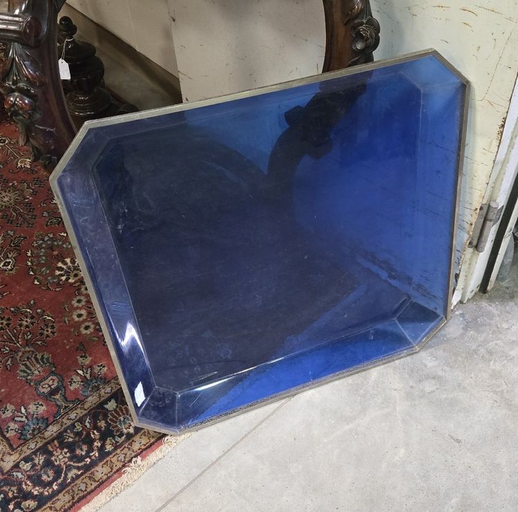 Ampio vassoio rettangolare di design con bordi smussati e base in Lucite.