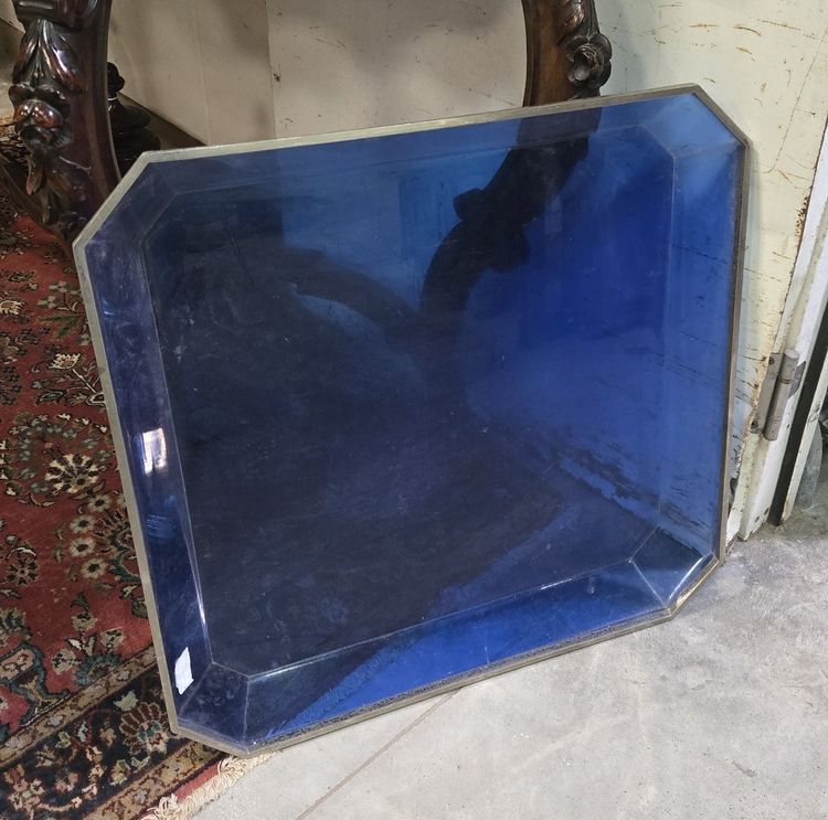 Ampio vassoio rettangolare di design con bordi smussati e base in Lucite.