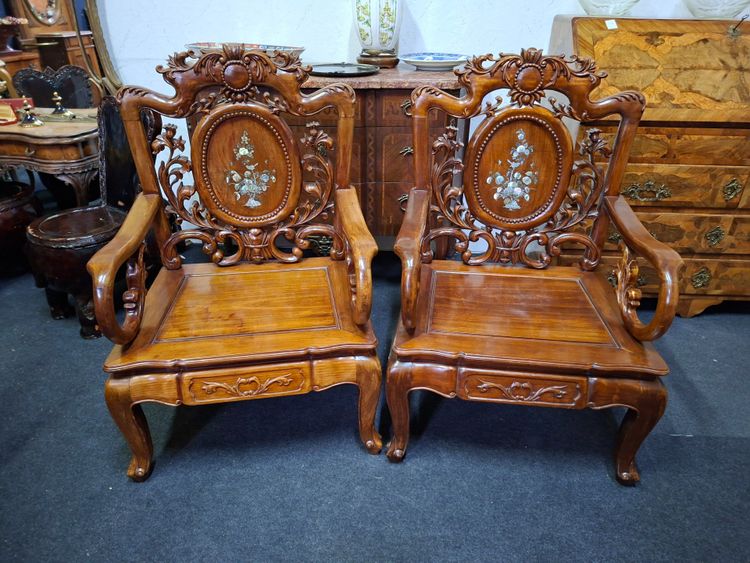 Paire de fauteuils asiatiques en bois sculpté et incrustations de nacre –